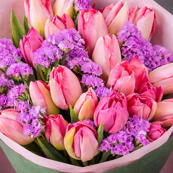 Шанталь - букет из розовых и фиолетовых тюльпанов